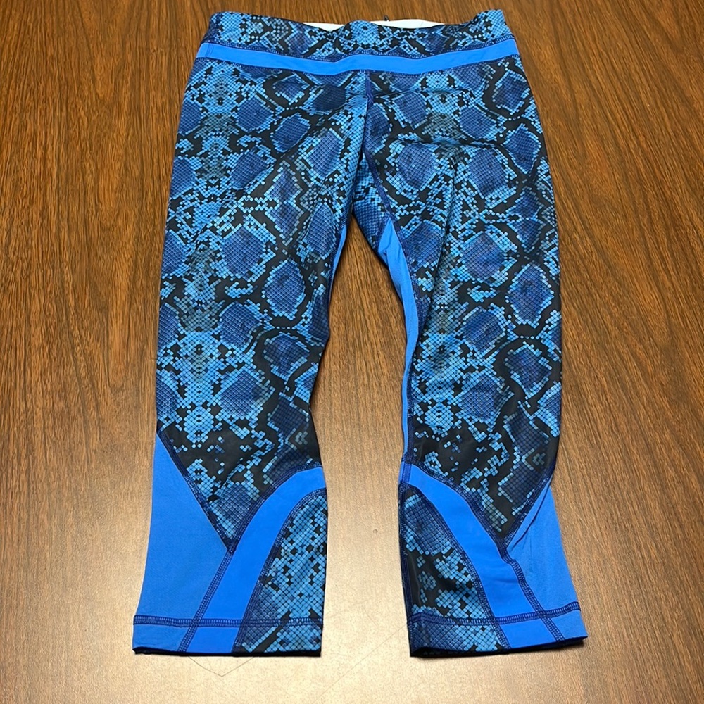 Lululemon cropped leggings, size 6